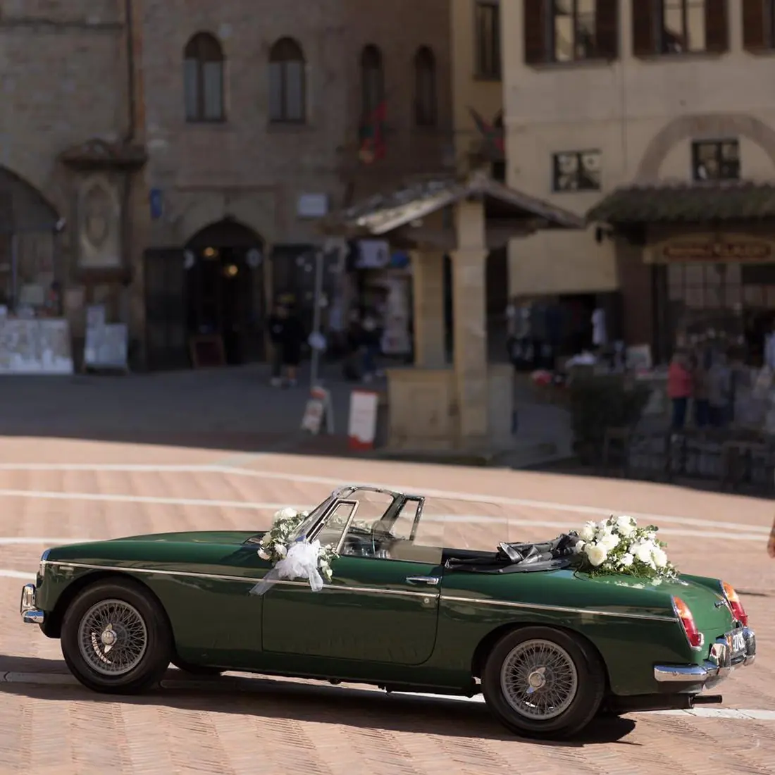 La MG B del 1965 in una piazza toscana