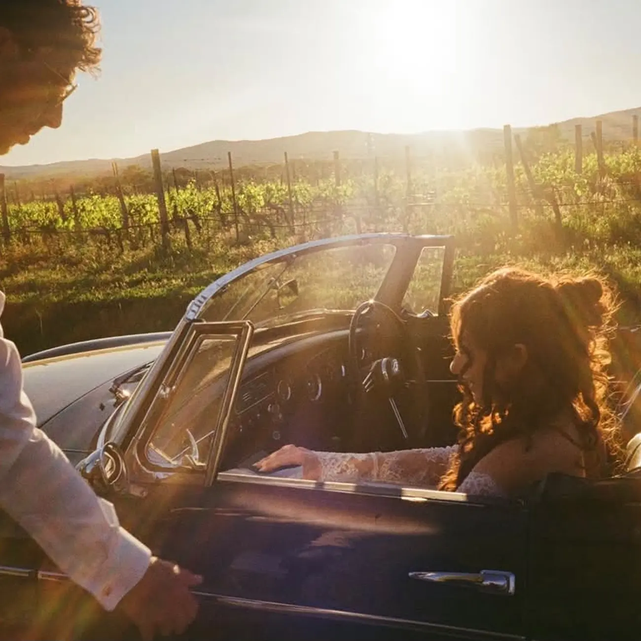 Tramonto sui vigneti visto dall'auto